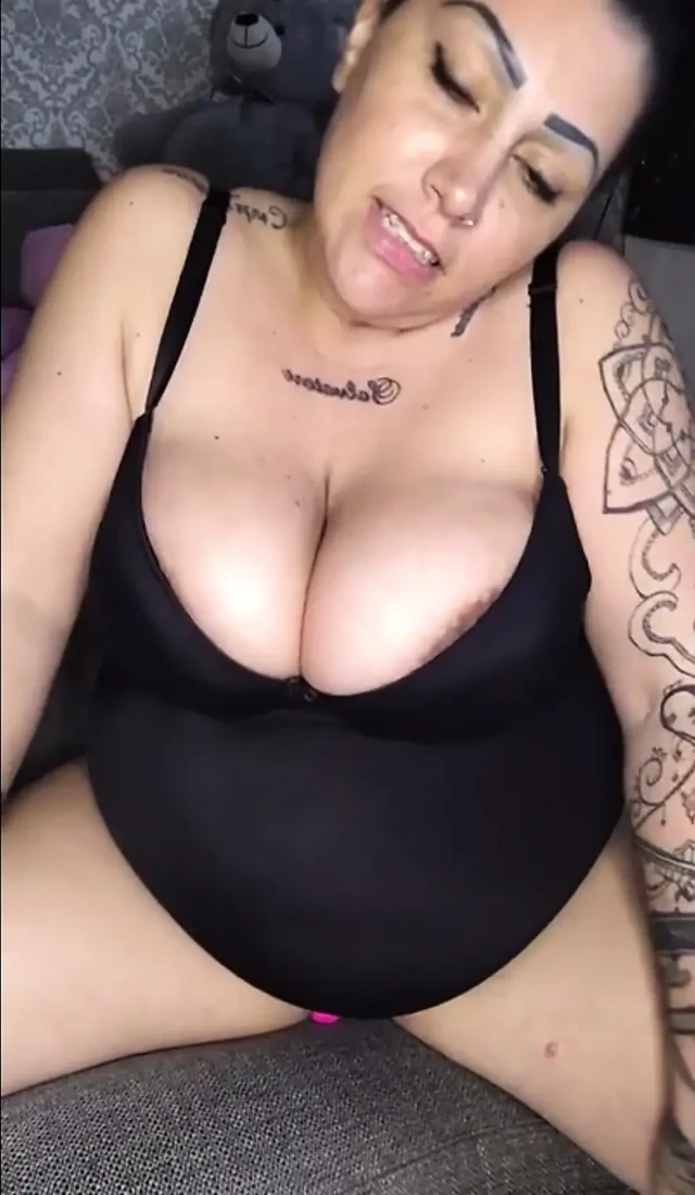 Seksi karı doğal göğüsler