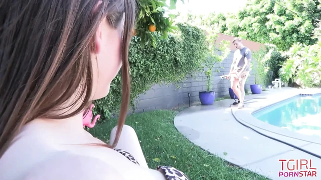 Tgirlpornstar - Amanda Riley vahşi bir performans sergilıyor