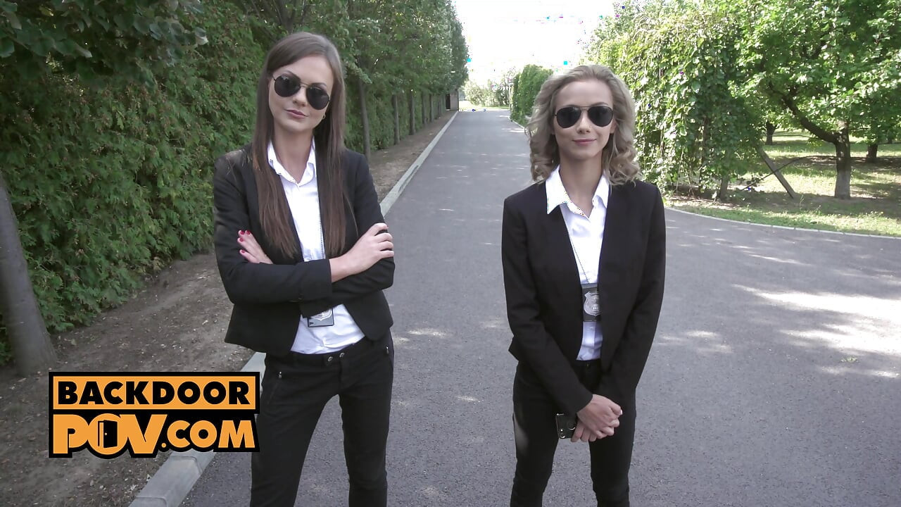 Bakış açısı - azgın anal amcıklar Tina Kay ve Veronica Leal ile polis üçlü grup seks