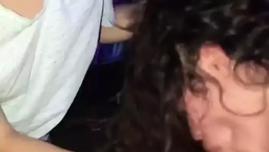 İki sürtük yarak emiyor