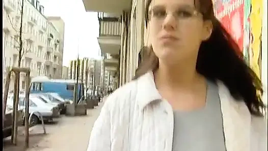 Amatör esmer genç kız büyük yarağı emiyor ve domalarak sikiliyor