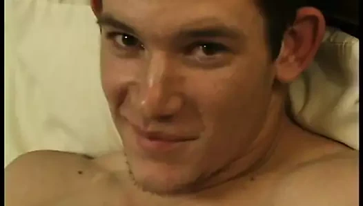 Seksi twink yatakta onun sert çük ile oynuyor