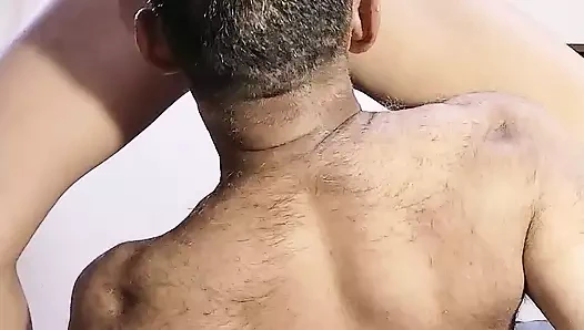 Seksi bayan ön sevişmenin tadını çıkarıyor, amını emdiriyor