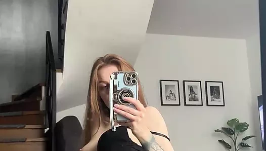 Külotlu çoraplı ve topuklu ateşli orta yaşlı seksi kadın amcığını okşuyor