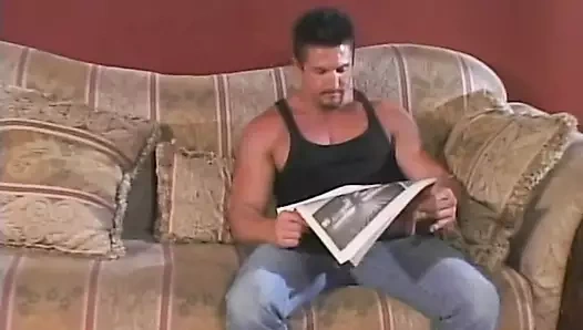 Sıcak sarışın bir kanepenin kenarında uzun kalın bir horoz sürmek