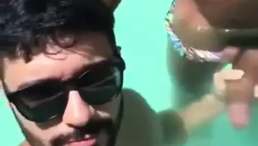 Otel havuzunda büyük bir siyah horoz berbat