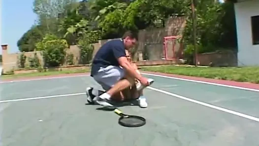 Büyük kaslı damızlık nemfomandan ıslak ve yarım yamalak oral seks alır