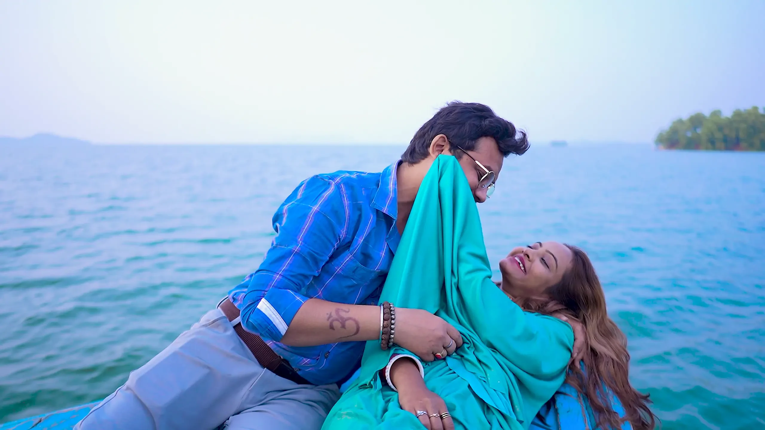 Husband and wife honeymooned and had hardcore sex in the middle of the sea