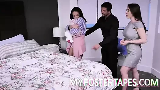 Üvey kız uygunsuz etkinliğe katılıyor