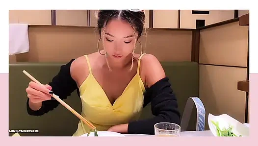 Deniz kenarında yaşıyor ve sikişiyor