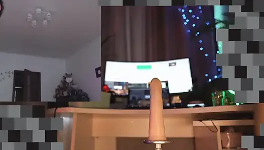 Tombul dövmeli kalçalar büyük hızlı dildoyla eğlenmek istiyor! kim daha hızlı