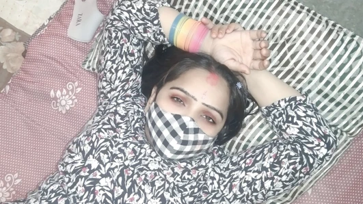 Tam seks videosu - Hintçe sikişiyor ve emiyor, Hintli xxx videosu Mayra yenge ayakta domalarak sikiliyor