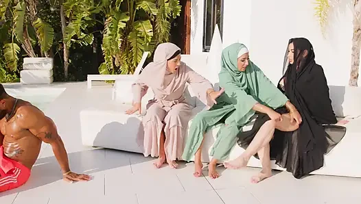 Tesettürlü en iyi arkadaşlar açık havada büyük zenci yarağıyla sikişiyor
