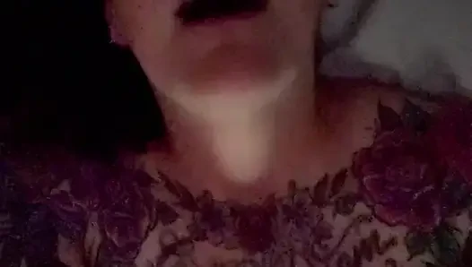 Gecenin ortasında mastürbasyon yapıyor ve çok sert boşalıyor