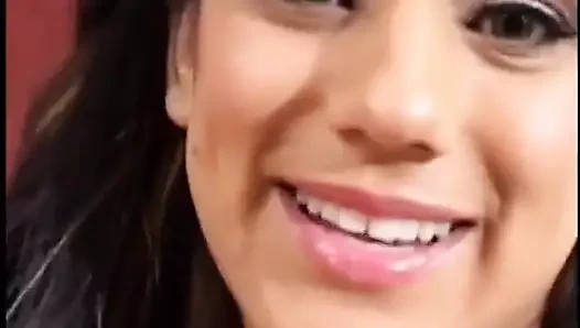 Güzel memeli azgın uzun saçlı esmer adamın büyük yarağını emiyor