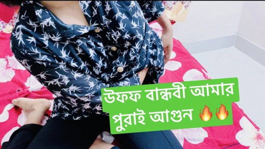 Horney seksi okul arkadaşı Gril erkek arkadaşının alon odasında sert sikişiyor