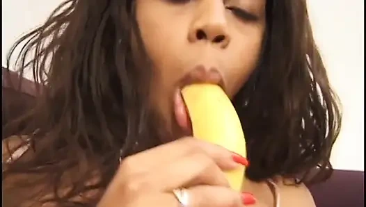 Kıllı klasik siyah amcık muz ağzına amına sokuyor