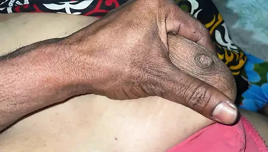 Üvey kız kardeşimin göğüslerini tutuyorum ve sert sıkıyorum ondan sonra ona sarıldım ve siktim