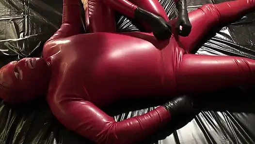 Catsuitli lateks Danielle kölesiyle lateks mastürbasyon oyunları yapıyor