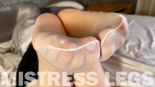 Sevimli beyaz külotlu çoraplı tanrıça ayakla azdırıyor yakın çekim