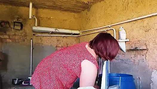 Bir köylü fahişesini ahırda çamaşır yıkadığı yerde siktim