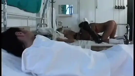 Büyük yaraklı adam bu iki çarpıcı biseksüel fahişede üç deliği de sikiyor