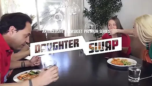 Küçük götlü esmerin ağzı tıkalı ve şaplak