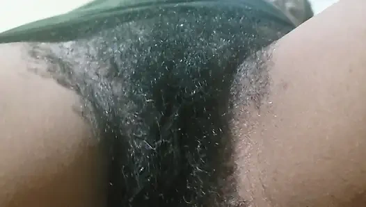 Çok ateşli ve sıska amatör birbirlerinin korunmasız öpüşmesi şehvetli kıllı bir amcık yaratıyor