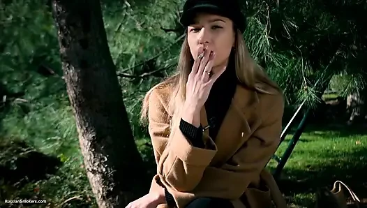 Beaty Rus kızla açık havada sigara içiyor 2