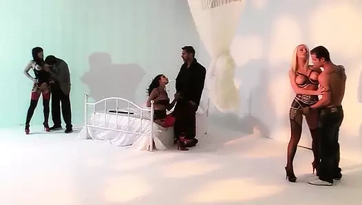 Helena Sweet, Lucy Belle ve Veronica Sanchez fetiş viteste grup seks yapıyor...