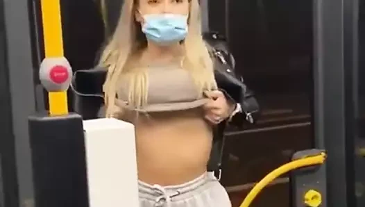 sarışın kız göğüslerini gösterir