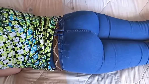 Üvey annem şovunu izlerken mastürbasyon yapmama izin veriyor, onu sikmek istiyorum