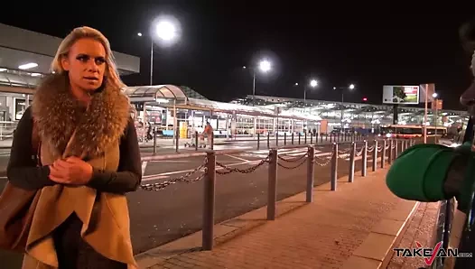 Takevan - busty sarışın havaalanında yakalandı ve minibüste becerdin