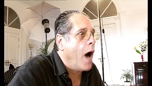 İki kadın büyük bir İtalyan yarağına karşı yanıyor