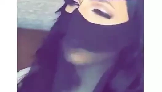 Femme arabe en Hijab avec des yeux sexy 1