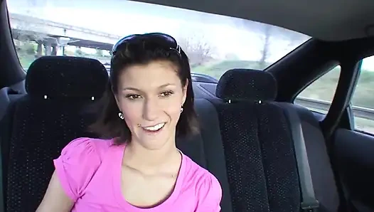 Edepsiz amatör bir sürtük için açık havada oral seks