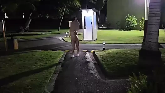 Kulübün dışında çıplak dans