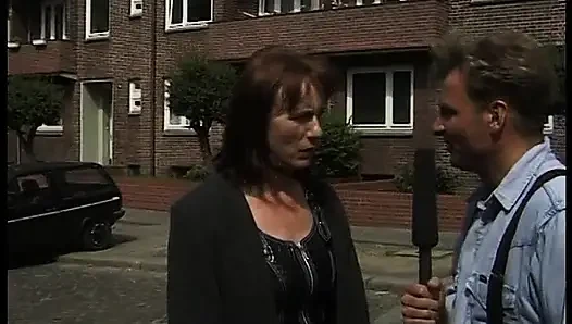 Sarışın orta yaşlı seksi kadın röportaj yapıyor