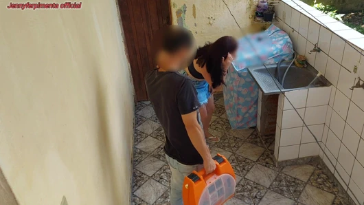 Evli ateşli evli kadın kocası çalışırken yarak üzerinde zıplayarak tesisatçıya para ödüyor