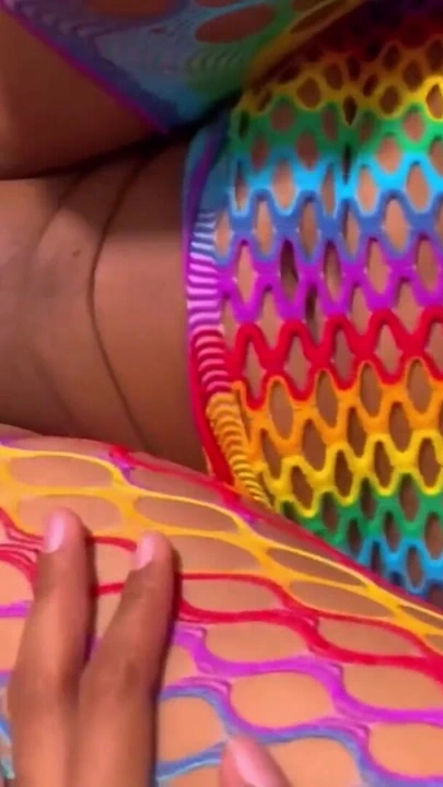 Ön ödemeli latin prezervatifsiz sikişmeyi kabul ediyor ve içine geliyorum ve fışkırtarak boşalmasını bırakıyorum | Klip 1