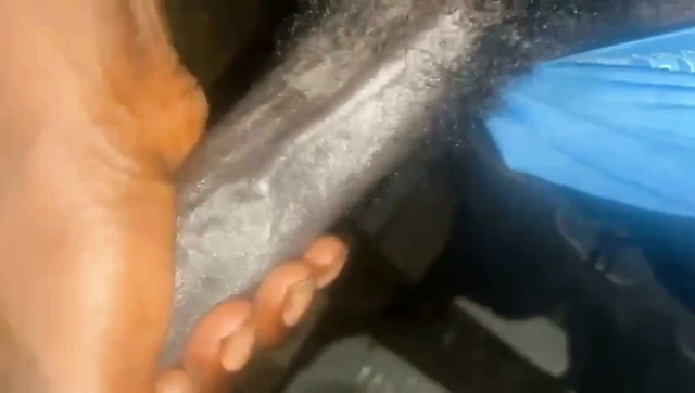 Adam Büyük Siyah Yarağına Mastürbasyon Yapıyor