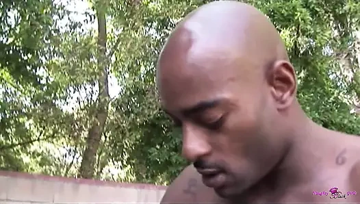 Arka bahçede tahrik edici seks yapan bu harika siyah ceylan hafta sonlarını nasıl geçiriyor