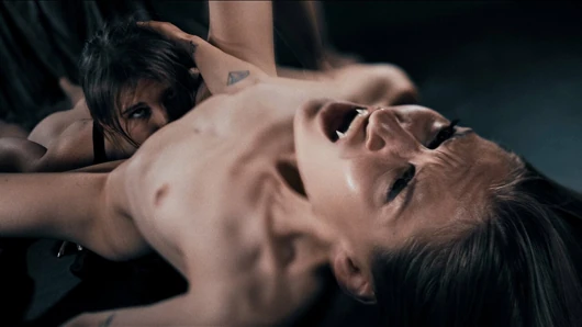 Vampir dominant lezbiyen makaslama - melody marks ve tiffany tatum