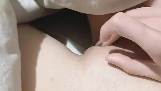 Geceleri üvey kız kardeşimin yanında yorganın altında riskli bir şekilde mastürbasyon yapıyorum