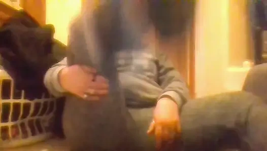 Büyük götün üzerinde esnetme seksi ateşli