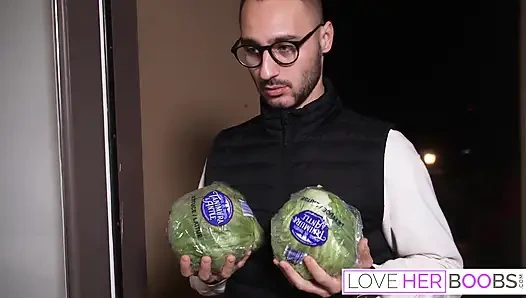 Dövmeli Asyalı Connie Perignons büyük göğüsleri yarağa binerken zıplıyor