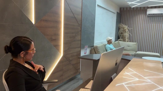 Latin orta yaşlı seksi sekreter patronunun genç müşterisini yüzüne boşalana kadar ofiste sikiyor! Kylei Ellish