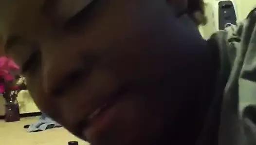 Seksi çikolata sürtük beyaz yarağımı emiyor