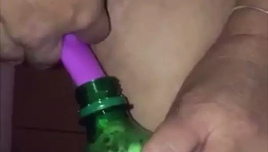 Yeni oyuncağını işemek ve temizlemek!