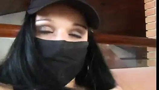 Ninja maskeli çekici esmer kaptan tarafından sikiliyor